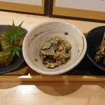 蕎麦の実 - おばんざい3種盛り(左から、万願寺とうがらし海老詰め、鮎ときゅうりのみょうが和え、にさ貝のあっさり煮)