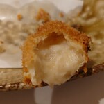 蕎麦の実 - 毛ガニグラタンコロッケ(断面図)