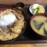 稲迺家 - かつ丼、味噌汁、漬物、うずらの卵