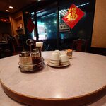 清香園 - 清香園内観、相席用の丸テーブル。