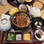 鰻 炭焼 ひつまぶし 美濃金 神田本店 - 