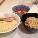 頑者 - ラー博は俺の社員食堂。  辛つけめんアブリチャーシュー＋替玉！  替玉は細麺。細つけめんは9月13日まで、食べ比べもまもなく終わり。極太麺と細麺、味わいの違いも面白い。