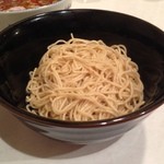 頑者 - 替玉、あつもり。今日はこの器だった。細つけめん、麺の味わいは好きだったな。あまり注文しなかったけどね。時間が経つとくっついてしまう弱点は今年のリニューアルで対処された。イイね！