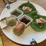 クィーンオブタイランド - 【Appetizer Plate】
ポピアソット　サーモンの生春巻き～オリジナルタイハーブソース～
ナムトックムー　豚トロの香煎り米粉スパイシーハーブMIX