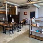 牛清 - イートインスペース