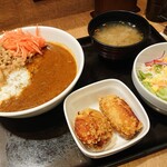 吉野家 - 牛魯珈カレー／唐揚げ２個／野菜サラダセット