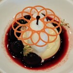 プレスキル - ホワイトチョコレートの軽いムース チェリーのコンフィ トンカ豆のアイスコーヒー