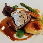 プレスキル - フォアグラを包んでバラ肉で巻いたピジョンの胸身 詰め物をしたモモ肉のコンフィ