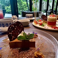 THE CARNE tokyo - 手前がわらわの普通のデザート。あちらがお誕生日の特別デザート。立体的でかわいい。