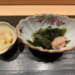 寺子屋 すし匠 - 甘海老の乗った海藻サラダポン酢がけ