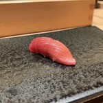 寺子屋 すし匠 - 鮪の血合いぎしのにぎり（中トロ）（シャリ小）