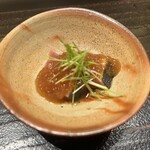 寺子屋 すし匠 - 鰹のたたき皮目パリッと炙り 新玉ねぎおろしかけ