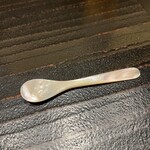 寺子屋 すし匠 - 白蝶貝のスプーン