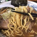 麺屋 ごとう - 「チャーシューメン」（1,250圓）
      「（トッピング）わんたん（4個）」（200圓）の麺アップ。