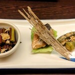 和食処 大ばん - お通し：ワラビのお浸し、飛魚の南蛮漬、オクラの味噌漬