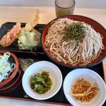 そばの神田 町前屋本店 - 夫は天ざる蕎麦を特盛で✨お漬け物と揚げ蕎麦はセルフです♡   海老、イカ、紫蘇、ナス、パプリカの5点盛り天ぷらがリーズナブルに(*≧з≦)