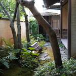 温石 - 趣きのあるお庭を抜けるアプローチ