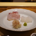 温石 - ◆お造り
      一枚目はそれぞれお塩で頂きます。