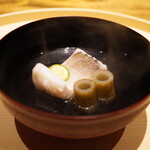 温石 - ◆お椀
      焼津の白甘鯛、管ごぼう、柚子
      柚子はお庭で取れた温石産の柚子を添えて。