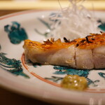 温石 - これほどまで素材の味わいをはっきりと誇張できる金目鯛に仕上げるレストランは間違いなく温石のみ。ここでしか味わえない極上の仕立てだ。