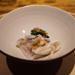 温石 - ◆ジンドウイカ ルッコラ・蕗・わらびのお浸し
      イカ墨塩を散らし、玉ねぎ餡を添えて。