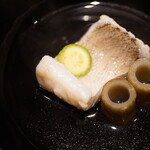 温石 - クリアながらふくよかな旨みに抱かれるお出汁。白甘鯛がほろりと解け、映えるように計算された僅かなえんみが粘膜へとナチュラルに届ける素材の味わい。 出汁のフィルターを介して交わるごぼうの土感ある力強さ。溶け出す白甘鯛のエキスがひとつにまとめ上げるように、慈悲深き一体感を届けながら、気付けば旨さの境地へ惹き込まれている。