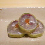 温石 - 薄い胡瓜で包まれた焼津の鯵。そのムチッとした口当たりと清涼感が重なり、梅肉の酸味で纏め上げる。 仄かな胡麻の風味を立てながら、挨拶代わりの魚の持ち味を魅せ、"涼"をつくるようにアイドリングさせる。