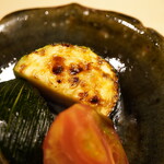温石 - 炭焼きされたズッキーニ。歯ごたえに瑞々しく潤いある旨みを広げ、香ばしさと潤沢にリセットさせる。 トマトは目を見張るほどの糖度だ。