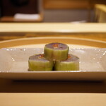 温石 - ◆先付け
      焼津の鯵の胡瓜巻き 梅肉乗せ