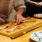 温石 - 丁寧に皮目をカットし、食べやすさの配慮までも欠かさない。