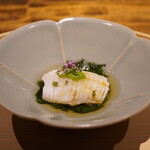 温石 - ◆焼津の泳がせ梭子魚
      モロヘイヤと葱を叩いたもの、花穂紫蘇で香り付け。