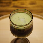 温石 - 舌にあたるザラつきの全てがフレッシュな青さの一体感として押し寄せる。