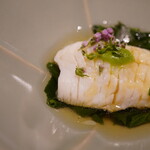 温石 - 身は香ばしくもあと引くような旨みに満ち、そこにモロヘイヤのトロみと青みが心地よくマッチ。 どこか中華のエッセンスを覚える味わを感じさせながら、隠しきれない梭子魚の存在感と強かな余韻。