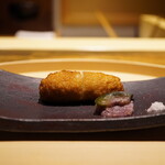 温石 - ◆葉生姜の揚げ真薯
      真薯に使う魚はグチ。自家製柴漬けを添えて。