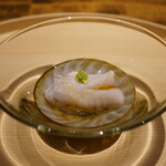 温石 - ◆由比のメバル 蒸し
      ゆっくりと蒸し上げたメバルからやわらかく揺らぐ湯気。メバルの目玉をイメージした一体感ある器も素晴らしい作品。