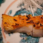 温石 - パリッとした皮目とふくよかな身が生み出す食感の緩急、そしてスポンジのように蓄えた脂を瞬発的に炸裂。
      炭火と身の水分が絶妙なバランスで織りなす逸品に陶酔する。