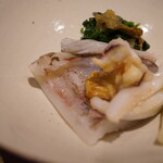 温石 - まるで生きているかのような抜群の口当たりと歯ごたえに圧倒され、ミシミシとした咀嚼の一つひとつにイカ墨の芳ばしさと塩を瑞々しさに煌めかせ、少しの油分を感じながらただただ旨さを誘う。 青みを添えるお浸しが良い意味でストッパーとなり、食べ合わせとしてベストなバランスをつくる。 温石が持つコンセプトがはっきりと表れたヒトサラ。