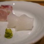 温石 - ◆アオリイカ
      サクサクとした歯ごたえはねっとりへと移ろい、淡白な味わいは甘みへと咀嚼を愉しませる。