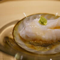 温石 - 穏やかに粘膜へ降りていく甘み。そこに昆布がそっと寄り添い、トロっとしたゼラチン質なエキスは醤油によってグッと引き立つ異次元の旨味。味付け、素材、想いまでもが最大限に活かされたヒトサラがここに完成する。