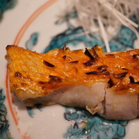 温石 - パリッとした皮目とふくよかな身が生み出す食感の緩急、そしてスポンジのように蓄えた脂を瞬発的に炸裂。
                    炭火と身の水分が絶妙なバランスで織りなす逸品に陶酔する。