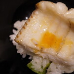 温石 - 甘長とうがらしは穏やかな辛味を舌に伝えながら、油分のある味わいでお米と実に心地よくフィット。 そこに太刀魚が漲る旨さで主張し、青みと対極させた味の引き立て方でお米を染める。