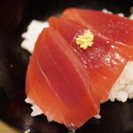 温石 - 浅漬けとすることで鮪本来の味わいをボヤけさせず感じさせ、その凛とした旨味を色鮮やかに魅せつける。思わぬ水揚げにマグロ丼としての価値を高める結果に。