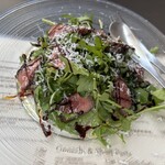 NAKAMEGURO TERRACE - 黒毛和牛のタリアータと、ルッコラ・セルヴェチカのサラダ