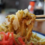 さの食堂 - 箸で掬えない短いもっちり麺と魚粉の香りが心地よくマッチ