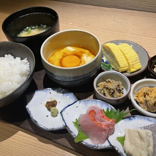 新鮮な湯葉や玉子などが食べ放題。上質な朝食を豆乳付きでご提供
