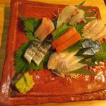 吟魚のはなれ  吟チロリ - 名物刺身盛り