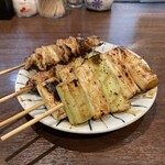 串焼 さと村 - ねぎ（160円×2本） / とり皮（160円×2本）