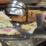 お好み焼満月 - 早くできないかなぁー