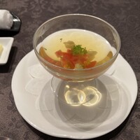 富小路 信 - 園部野菜とサフランのコンソメ仕立て