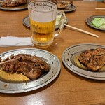 骨付鳥 一鶴 太田店 - おや(左)　ひな(右)